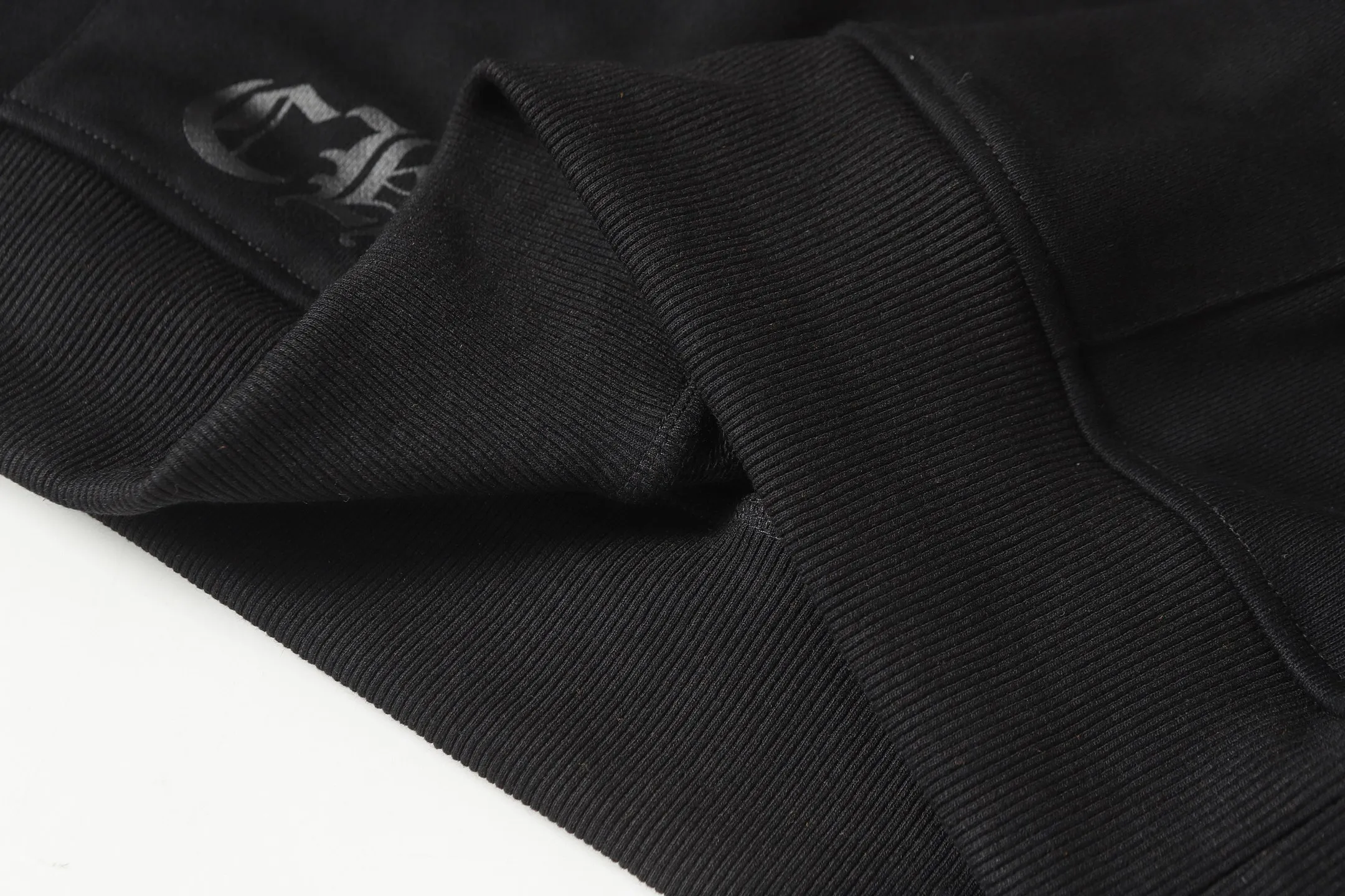 P240 3124 cross-border running quantity model. If you are pursuing quality, please do not place an order. -Chrome Hearts/Chrome Hearts colorful Sanskrit printed hooded sweatshirt -High weight, high density and high quality. The wool is soft, delicate and skin-friendly. It feels soft and silky. It has excellent warmth and skin-friendly properties. -Size: S M L XL